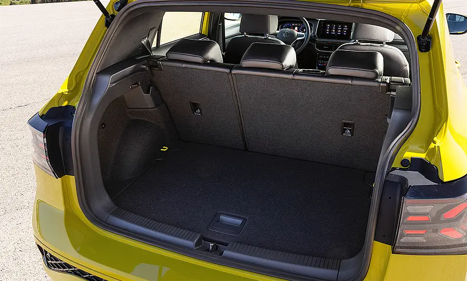 VW T-Cross Facelift (2024) Geöffnete Heckklappe und Blick in den Kofferraum des VW T-Cross Facelift (2024).