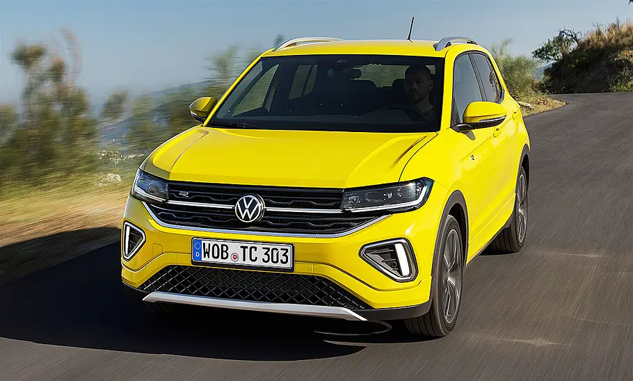 VW T-Cross Facelift (2024) Das VW T-Cross Facelift (2024) fahrend von schräg vorne fotografiert.