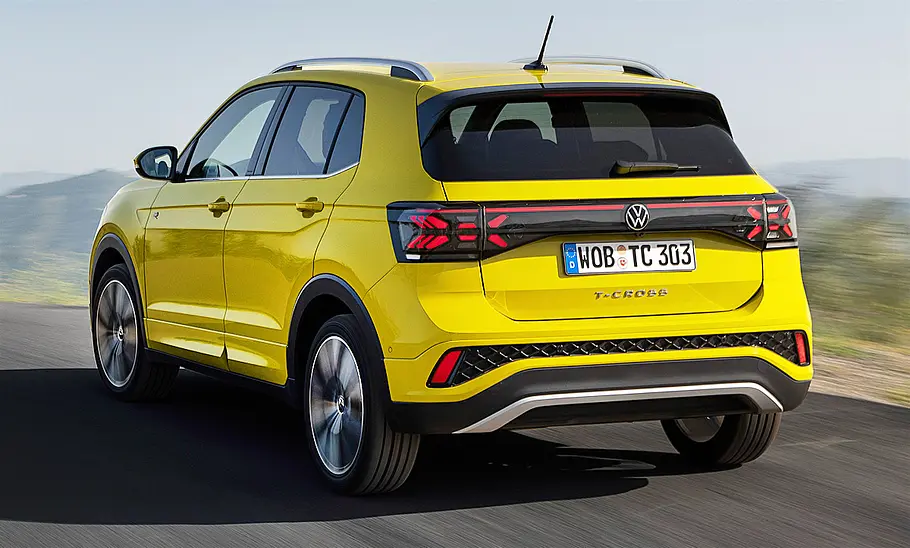 VW T-Cross Facelift (2024) Das VW T-Cross Facelift (2024) fahrend von schräg hinten fotografiert.