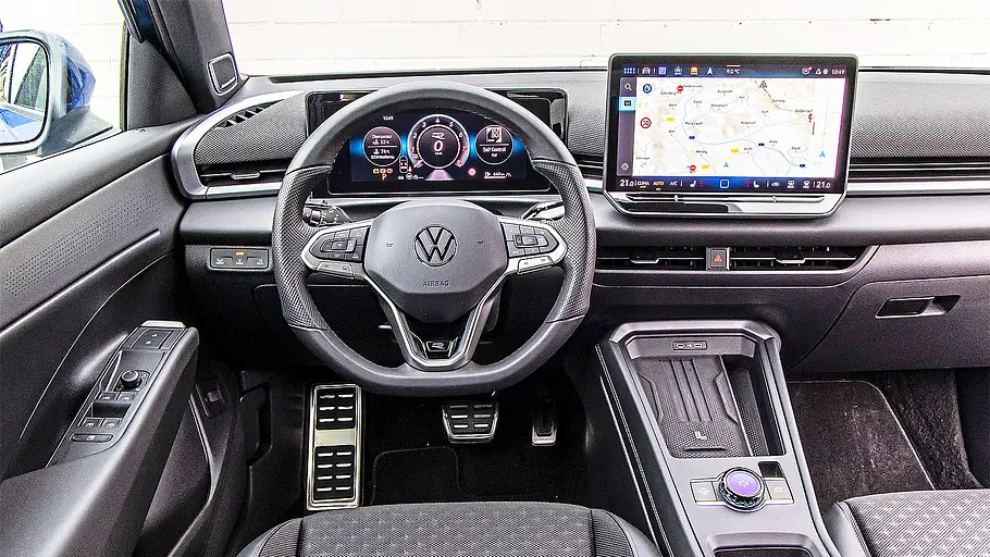 Blick auf die Armaturen im Innenraum des VW T-Roc.
