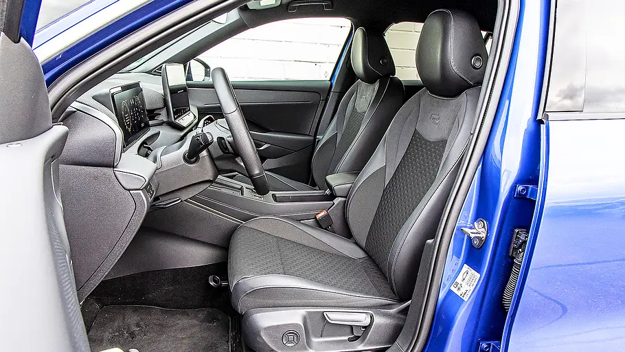 Blick auf die Vordersitze im Innenraum des VW T-Roc.