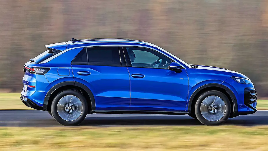 VW T-Roc Blick von der Seite auf den fahrenden VW T-Roc.