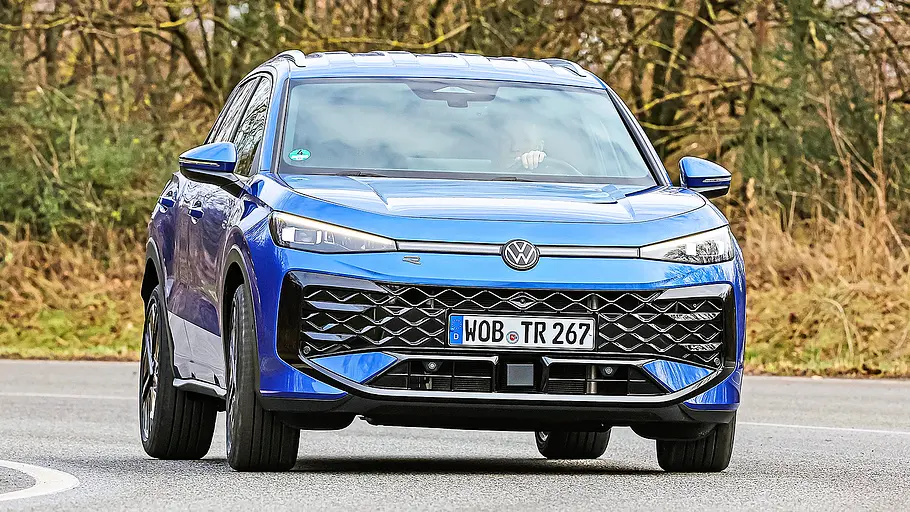 Blick von vorne auf den fahrenden VW T-Roc.