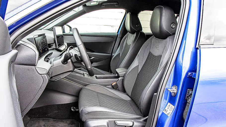 VW T-Roc Blick auf die Vordersitze im Innenraum des VW T-Roc.