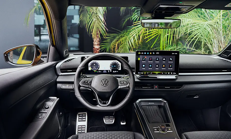 VW T-Roc Das Cockpit des VW T-Roc aus der Perspektive der Person am Steuer.