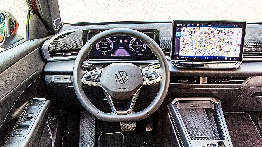 Blick auf die Armaturen im Innenraum des VW T-Roc.