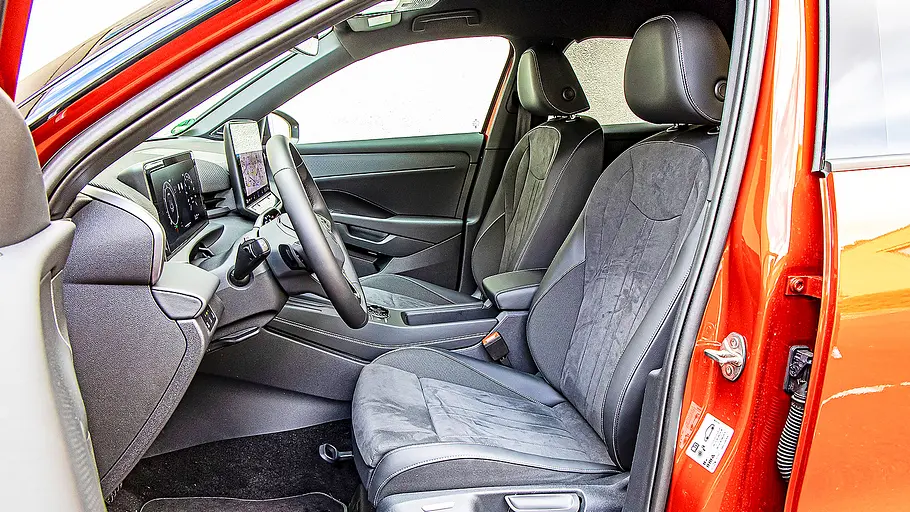 Blick in das Cockpit des VW T-Roc.