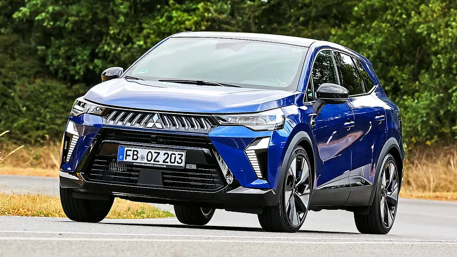 Blick von schräg vorne auf den fahrenden Mitsubishi Grandis.