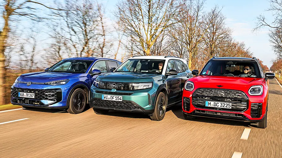 Blick von schräg vorne auf die drei fahrenden SUV VW T-Roc, Opel Frontera und Mini Countryman.