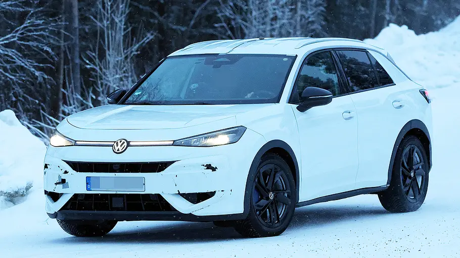 VW T-Roc R (2027) Blick von schräg vorne auf den fahrenden Erlkönig des VW T-Roc R (2027).