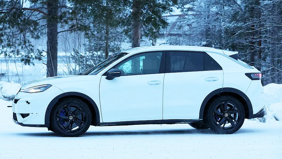 VW T-Roc R (2027) Blick von der Seite auf den fahrenden Erlkönig des VW T-Roc R (2027).