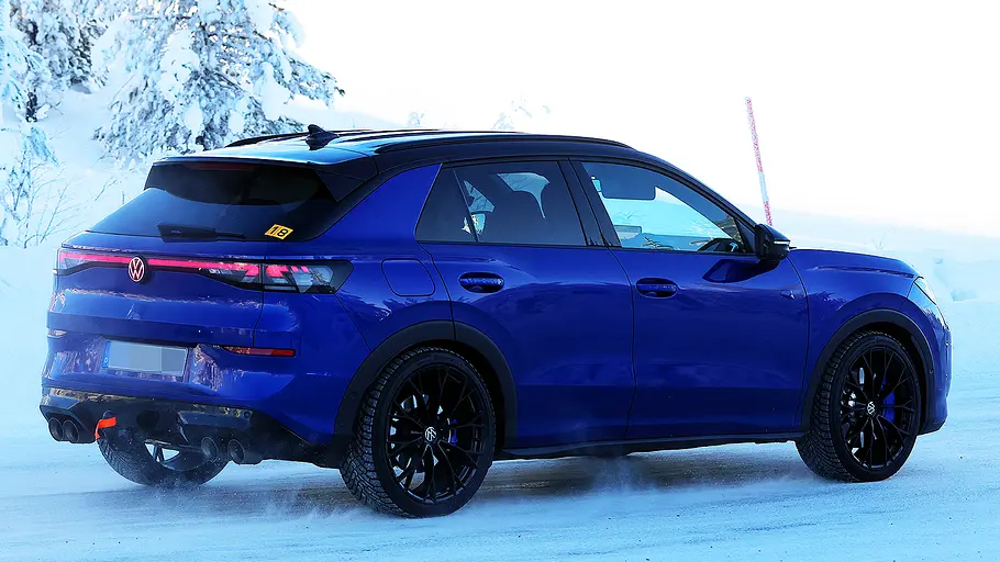 Blick von schräg hinten auf den VW T-Roc R (2027).