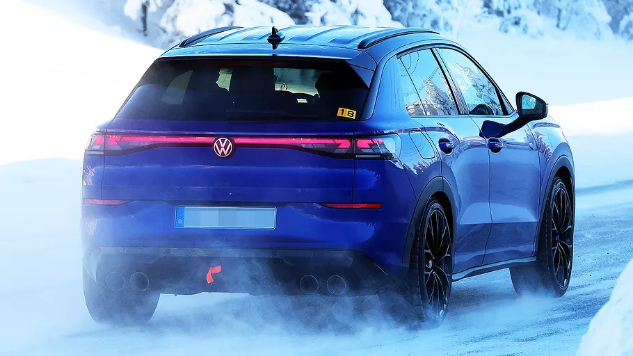 Blick von schräg hinten auf den VW T-Roc R (2027).