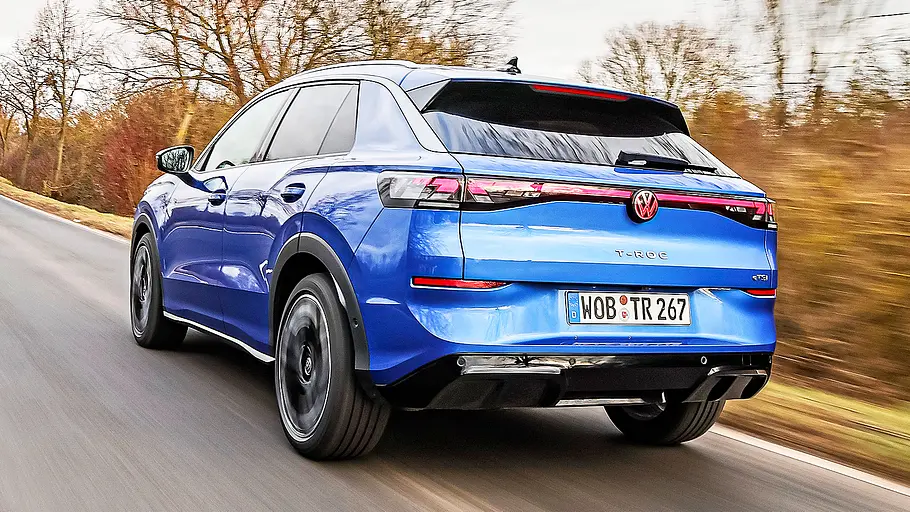 VW T-Roc Blick von schräg hinten auf den fahrenden VW T-Roc (2026).