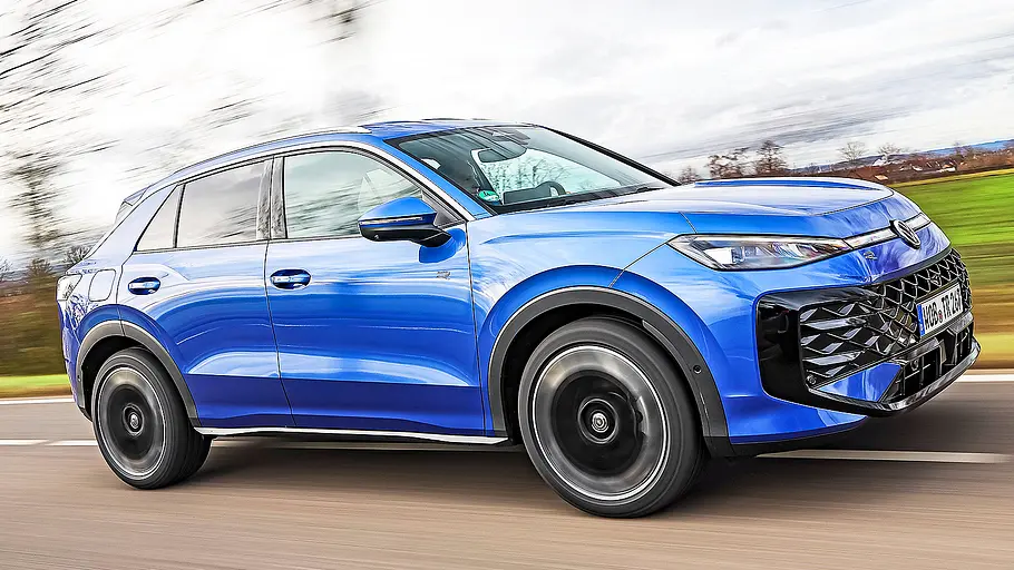VW T-Roc Blick von schräg vorne auf den fahrenden VW T-Roc (2026).