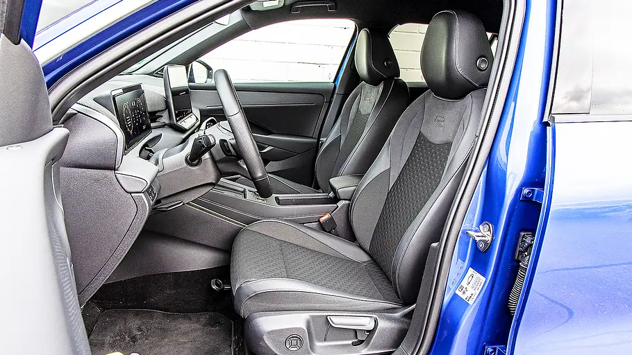 VW T-Roc Blick auf die Vordersitze im Innenraum des VW T-Roc (2026).
