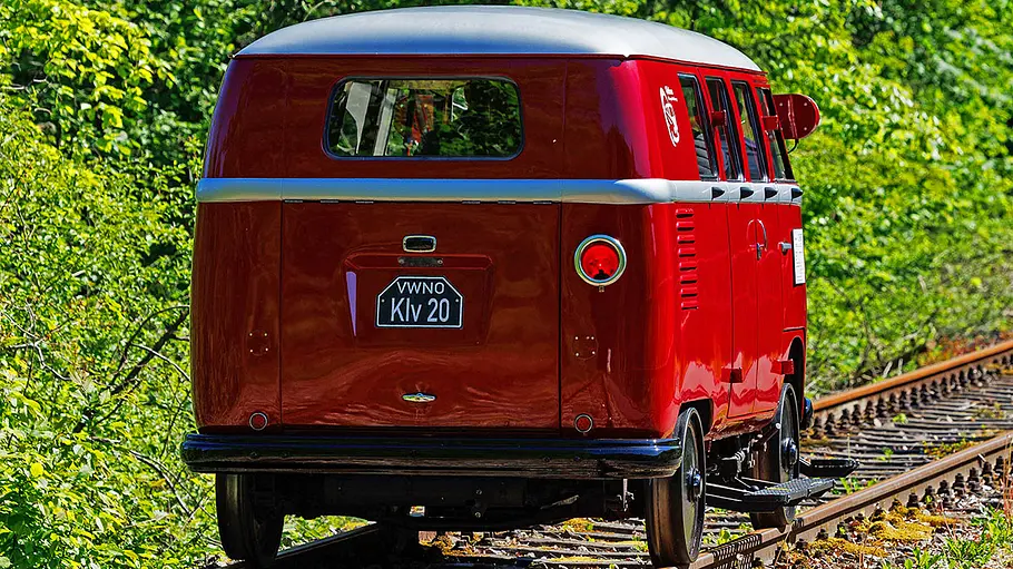 VW T1 Draisine (1954) fahrend von hinten. 