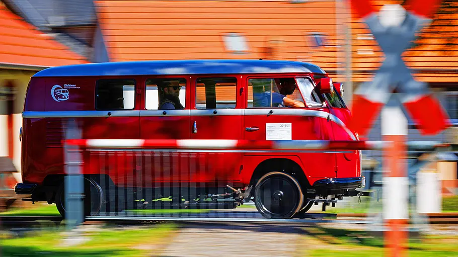 VW T1 Draisine (1954) fahrend seitlich.