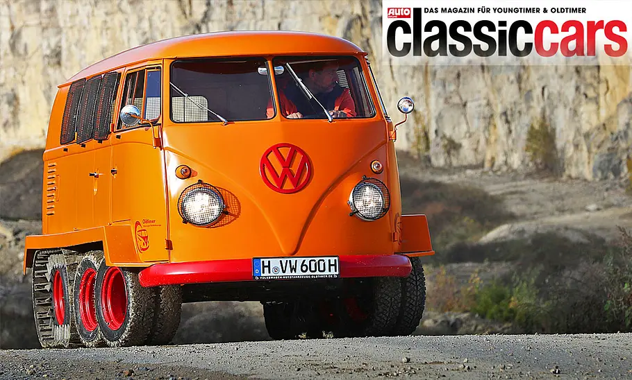 Der VW T1 KK Raupen-Fuchs fahrend von schräg vorne.