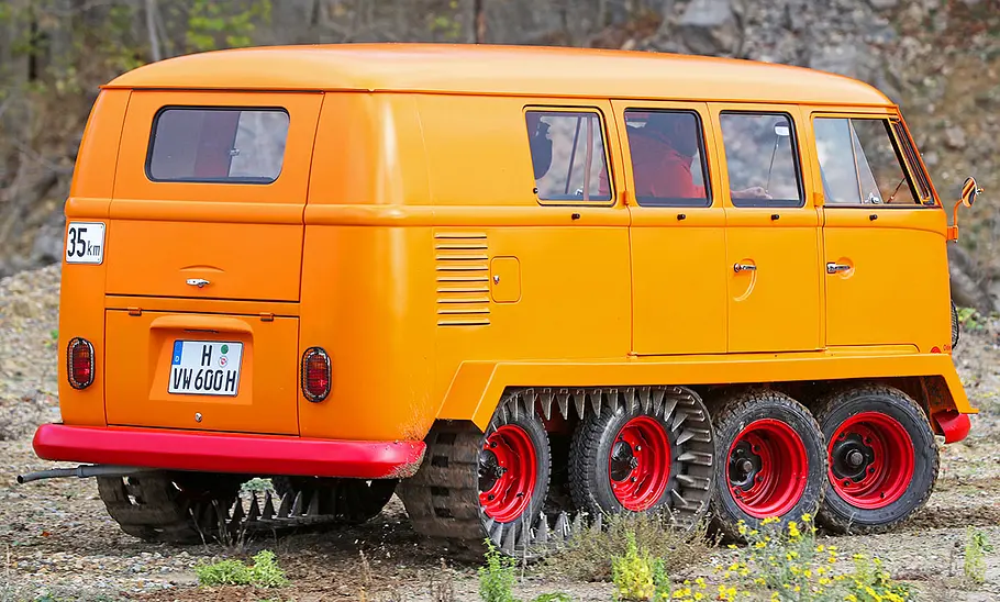 Der VW T1 KK Raupen-Fuchs fahrend von schräg hinten.