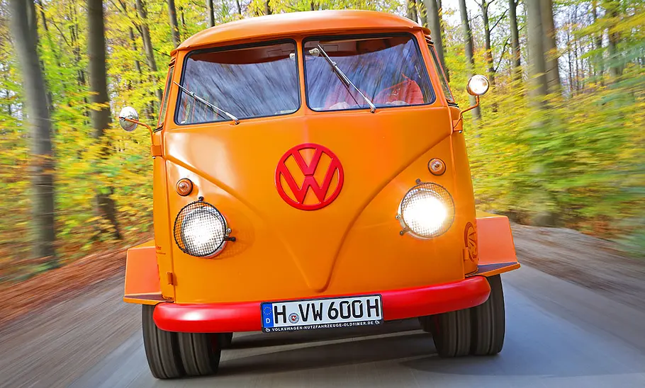 Der VW T1 KK Raupen-Fuchs fahrend von vorne.
