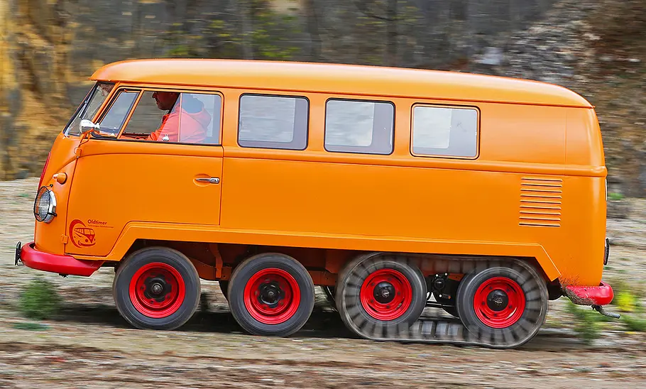 Der VW T1 KK Raupen-Fuchs fahrend seitlich.