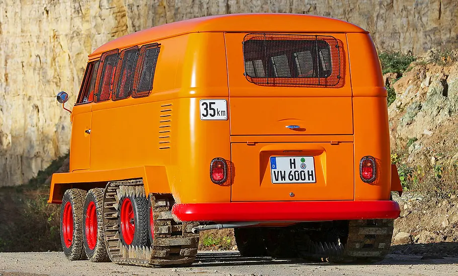 Der VW T1 KK Raupen-Fuchs fahrend von hinten.
