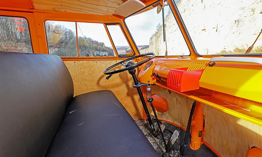 Der Innenraum des VW T1 KK Raupen-Fuchs.
