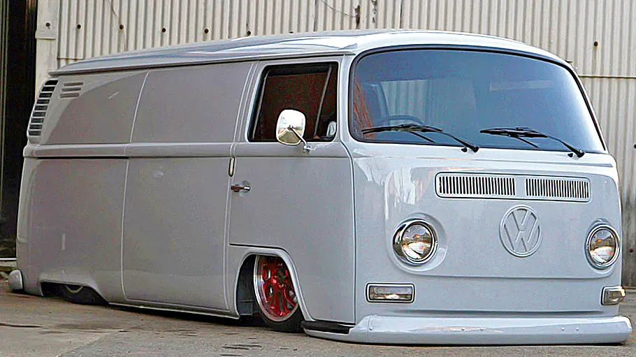 VW T2 Bulli mit Subaru-Motor Der VW T2 Bulli mit Subaru-Motor stehend von schräg vorne
