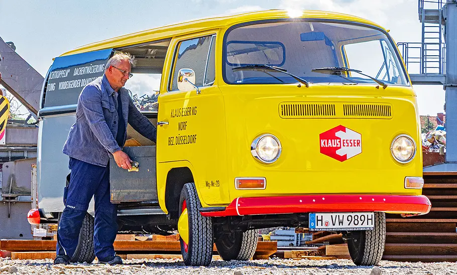 Der VW T2a stehend von vorne.