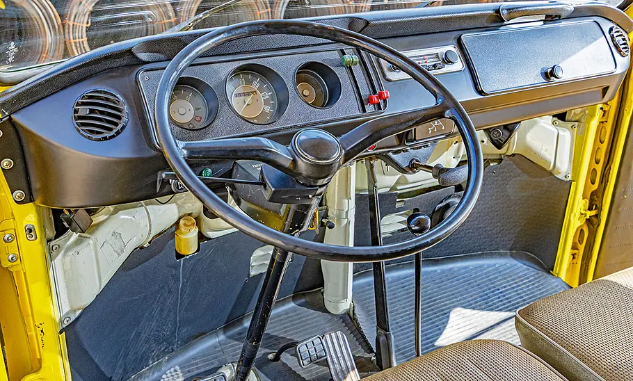 VW T2a Das Cockpit des VW T2a.