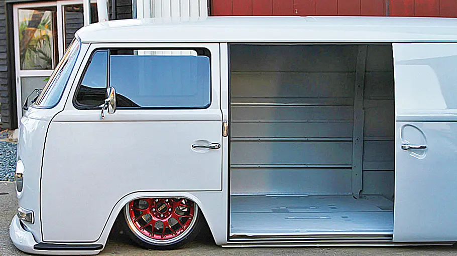 VW T2 Bulli mit Subaru-Motor Der VW T2 Bulli mit Subaru-Motor mit offener Tür