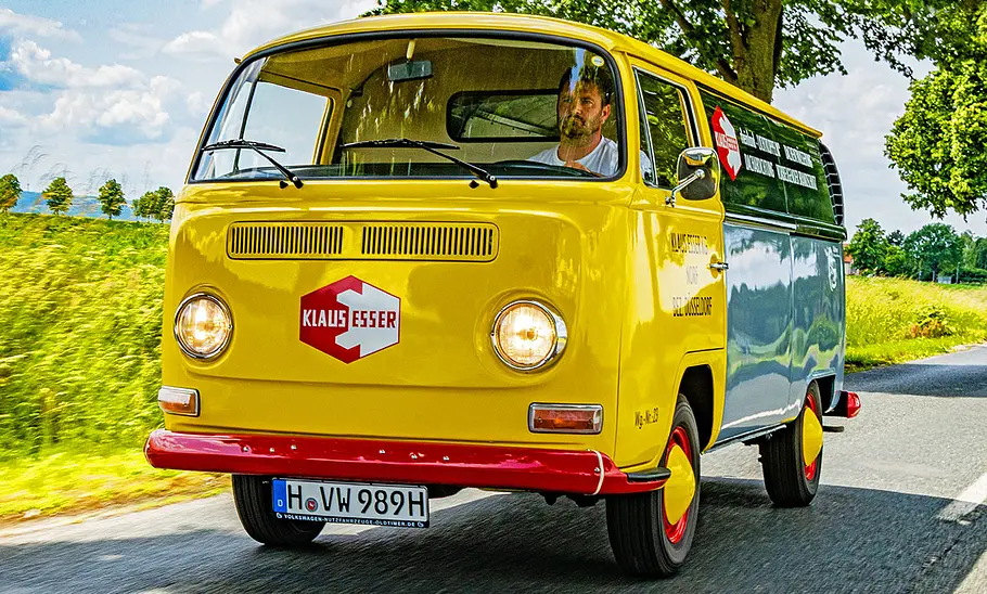 VW T2a Der VW T2a fahrend von vorne.