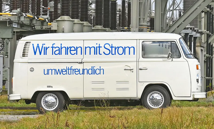 Der VW T2 Elektrotransporter stehend seitlich.