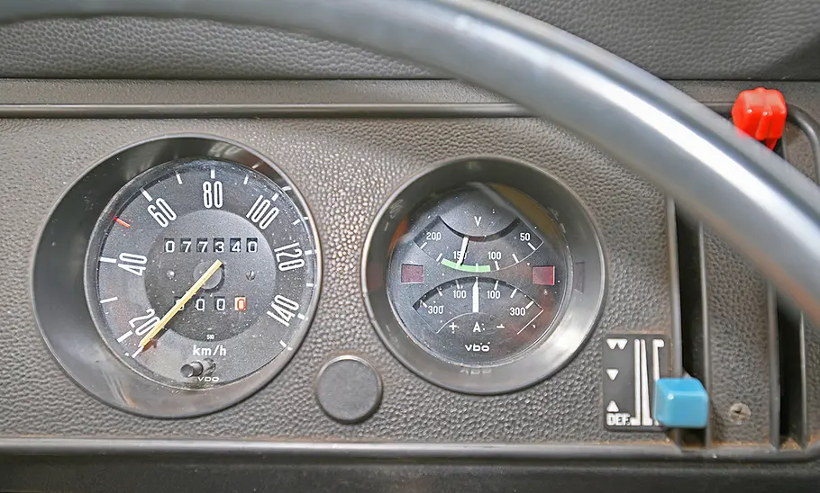 Die Instrumente des VW T2 Elektrotransporter.