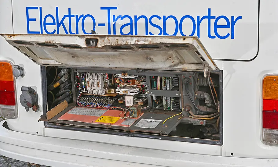 Die Motorhaube des VW T2 Elektrotransporter.