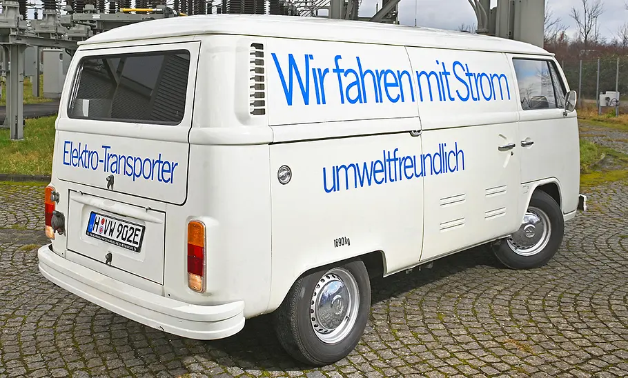 Der VW T2 Elektrotransporter stehend von schräg hinten.