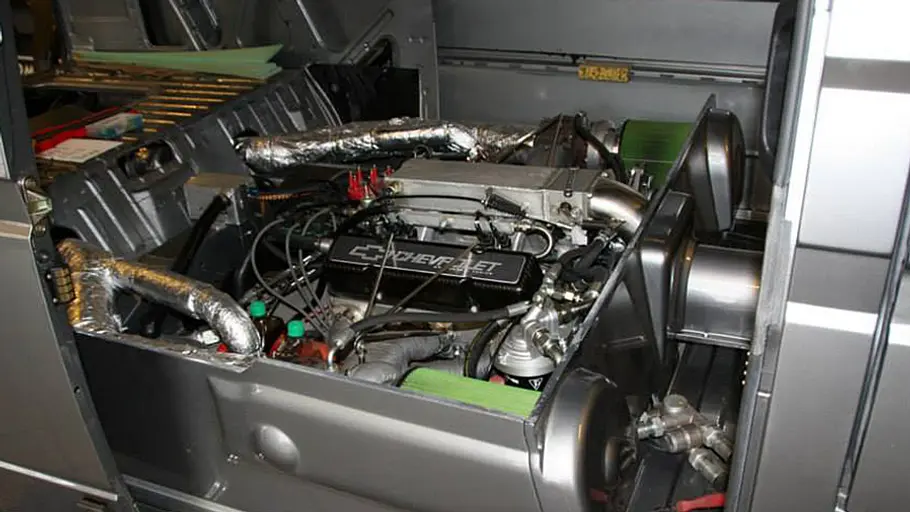 Blick auf den Motor im Fond des VW T3 Caravelle von Lindvall & Coolant.