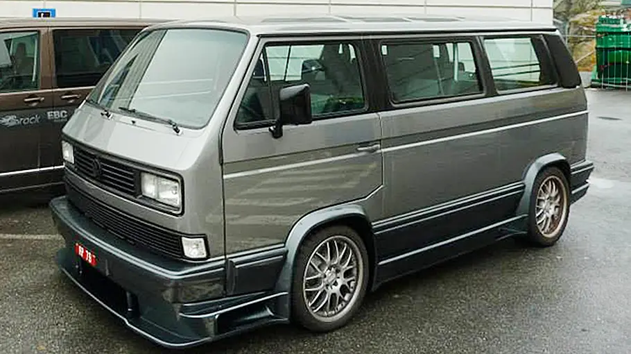 Die VW T3 Caravelle von Lindvall & Koolart stehend von schräg vorne