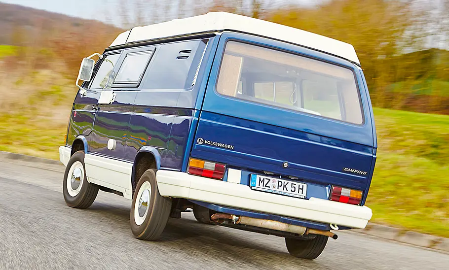 Der VW T3 von hinten während der Fahrt fotografiert.
