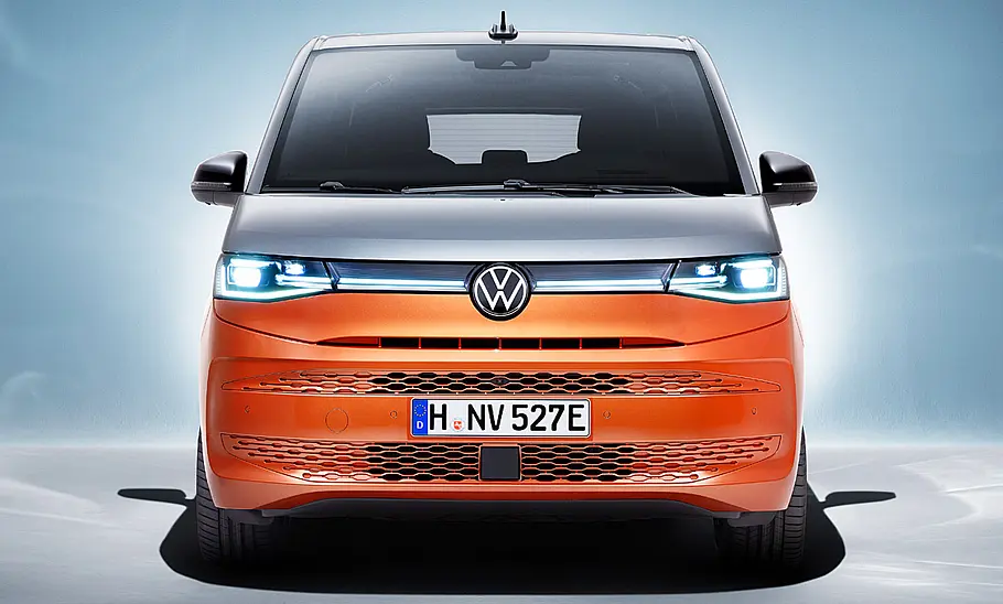 VW Multivan (2021) Der VW Multivan (2021) stehend von vorne fotografiert.