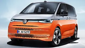Der VW Multivan (2021) stehend von schräg vorne fotografiert. - Foto: VW Nutzfahrzeuge