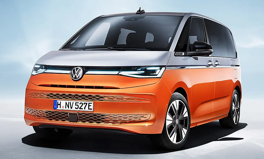 VW Multivan (2021) Der VW Multivan (2021) stehend von schräg vorne fotografiert.