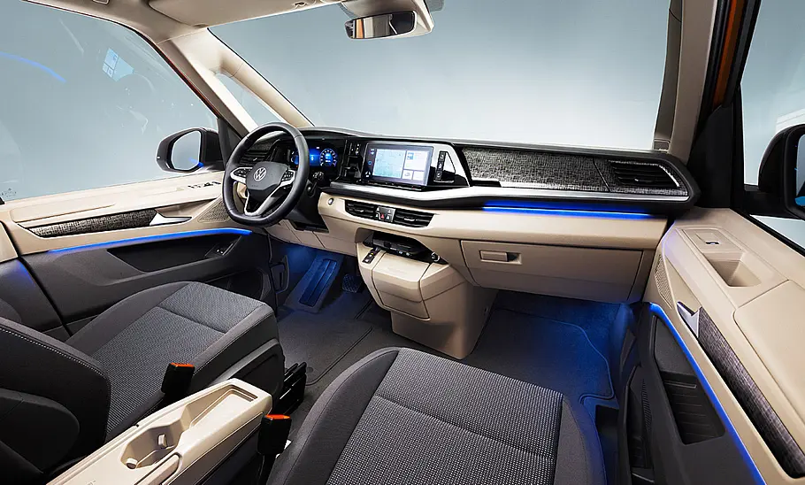 VW Multivan (2021) Das Cockpit und die Vordersitze des VW Multivan (2021).