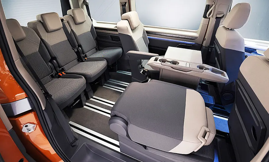 VW Multivan (2021) Umgelegter rechter Einzelsitz gibt Weg zur dritten Sitzreihe im VW Multivan (2021) frei.
