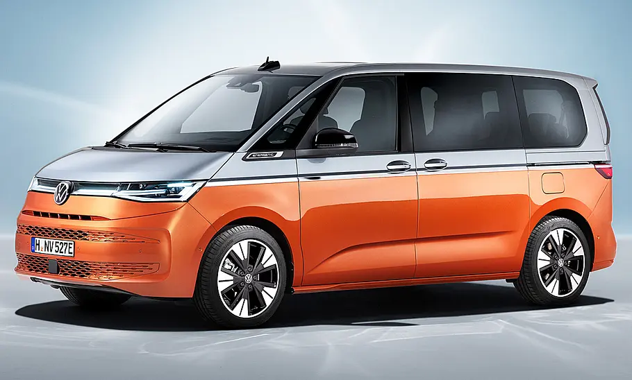 VW Multivan (2021) Der VW Multivan (2021) stehend von schräg vorne fotografiert.