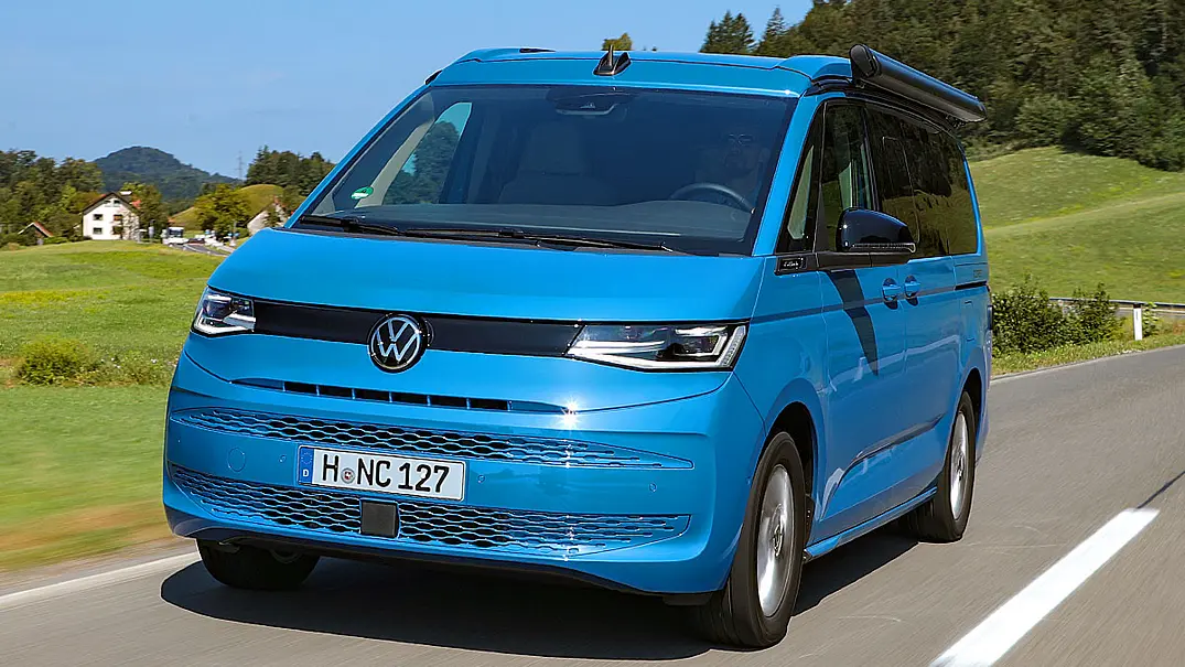 VW T7 California (2024); fahrend, schräg vorne - Foto: VW Nutzfahrzeuge/Uli Sonntag