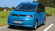 VW T7 California (2024); fahrend, schräg vorne - Foto: VW Nutzfahrzeuge/Uli Sonntag