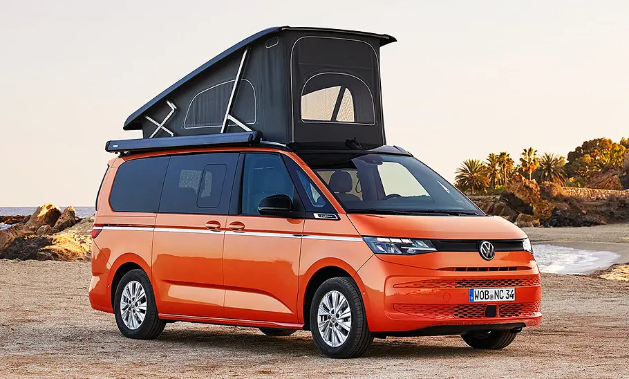 VW California (2024) Das Bild zeigt den VW California (2024) Camper mit aufgestelltem Dach von schräg vorne rechts.