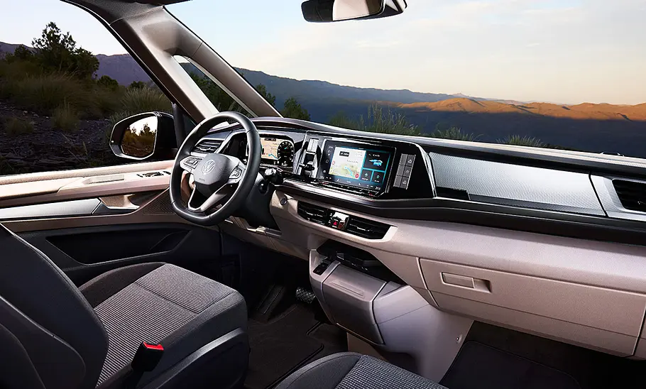 VW California (2024) Das Bild zeigt das Cockpit des VW California (2024).
